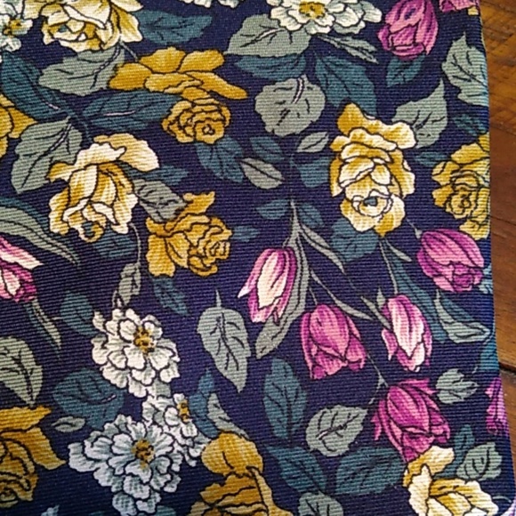 Beautiful Lands' End tie. - Picture 2 of 5